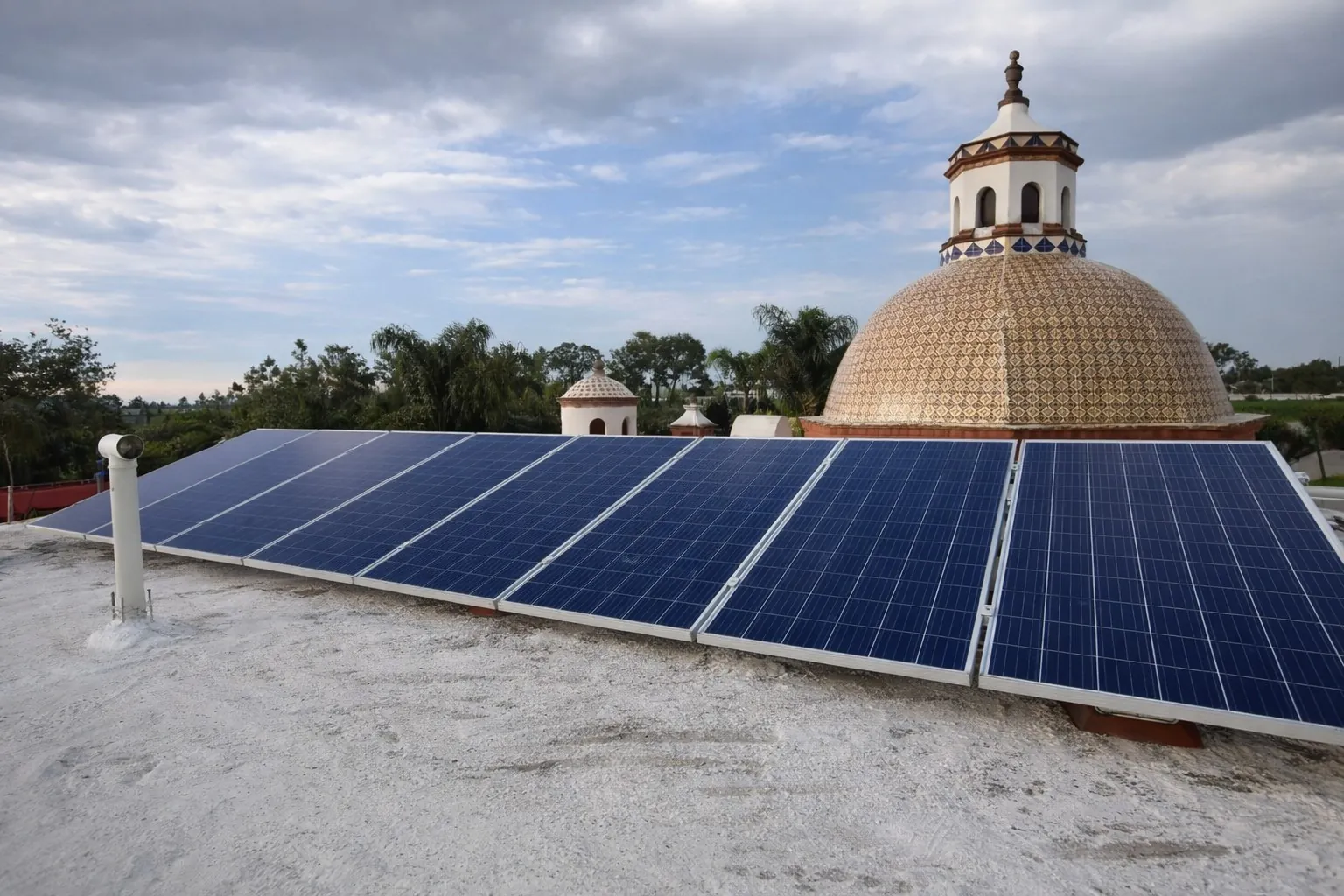 Sistema fotovoltaico instalado junto a arquitectura tradicional