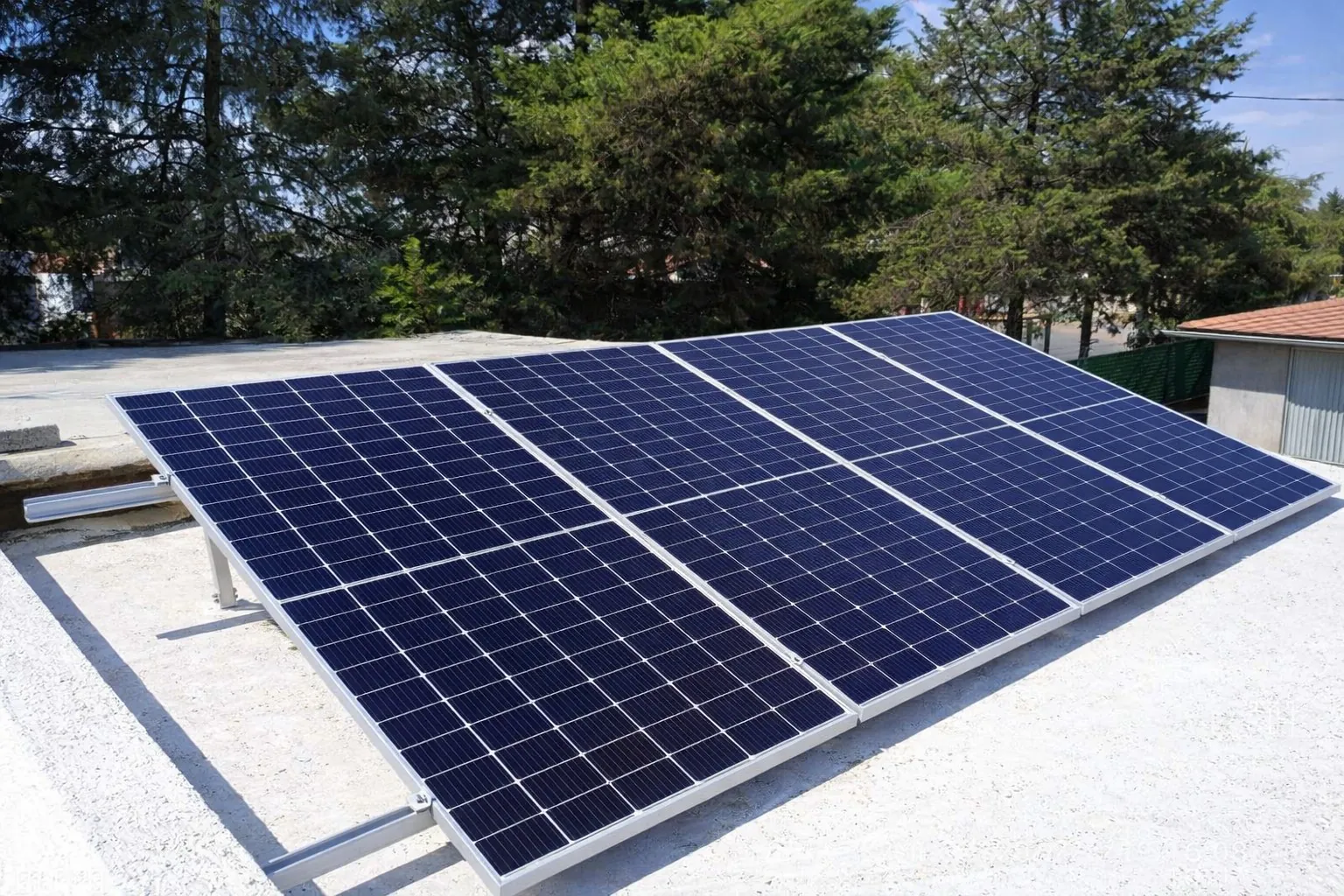 Paneles solares sobre azotea blanca