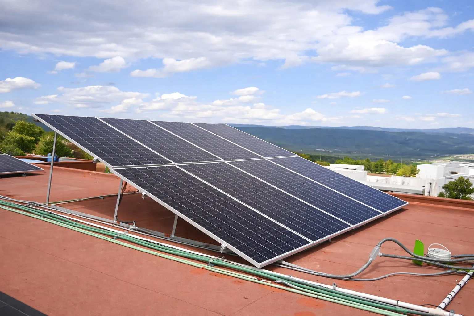 Paneles solares instalados sobre azotea en zona costera